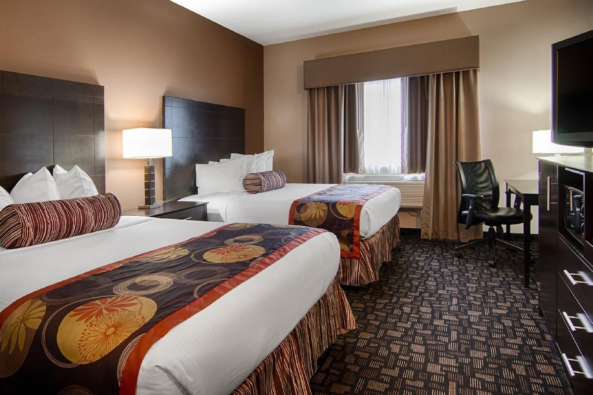 مكتب وستائر تعتيم ومكواة/لوح كي وأسرّة قابلة للطي