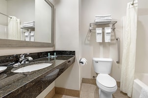 Quarto standard, 2 camas Queen, para não fumantes, geladeira e micro-ondas | Banheiro | Produtos de toalete grátis, secador de cabelo, toalhas de banho 
