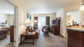 Suite, 2 habitaciones, con acceso para personas discapacitadas (1 King, Comm, Tub) | Ropa de cama de alta calidad, muebles diferentes y escritorio