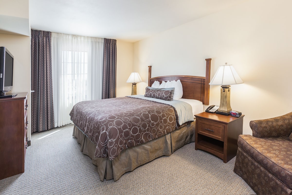 1 bedroom, premium bedding, individually furnished, desk