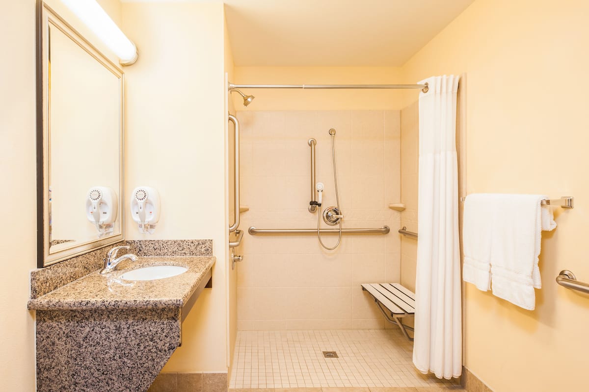 suite, 1 bedroom, accessible (2 qn, comm, roll shwr) | bathroom | free toiletries, hair dryer, towels