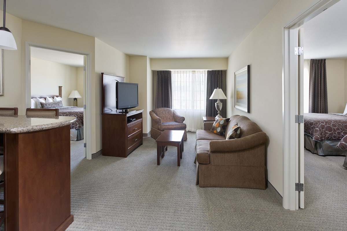 suite, 2 bedrooms, accessible (1 king, comm, tub) | 1 bedroom, premium bedding, individually furnished, desk