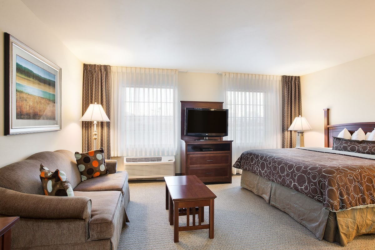 1 bedroom, premium bedding, individually furnished, desk