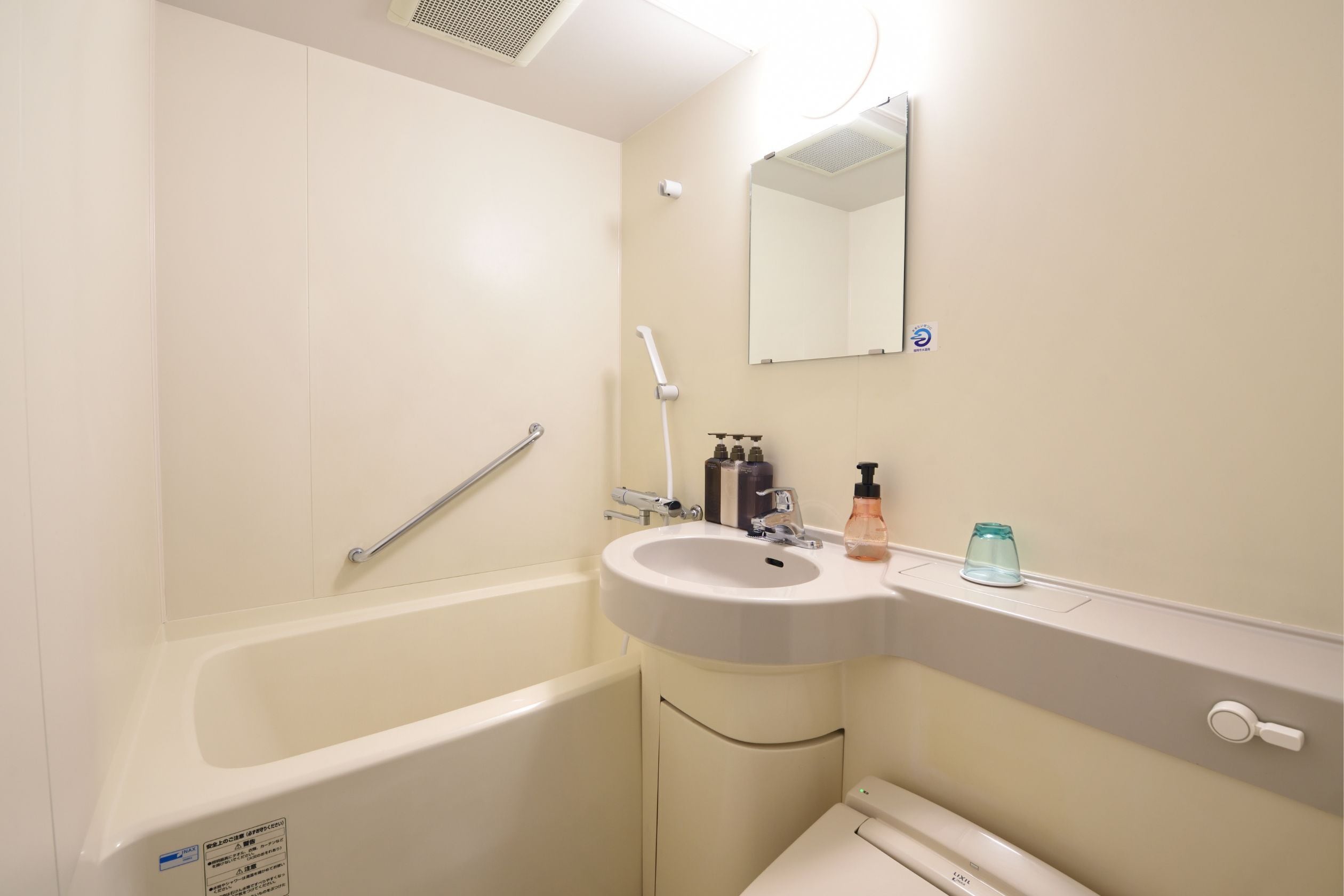 combined shower/bathtub, deep-soaking bathtub, hair dryer, bidet