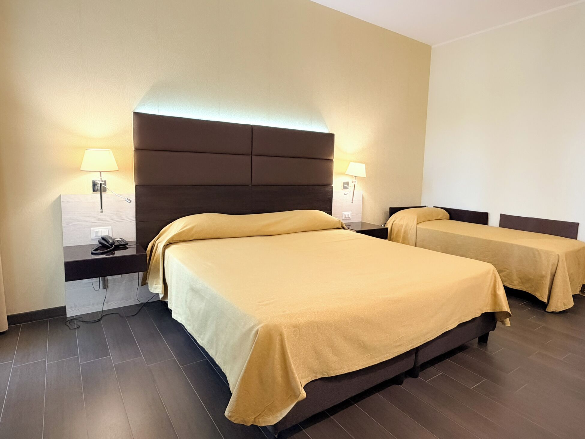 Chambre triple Deluxe, Plusieurs lits, accessible aux personnes à mobilité réduite | Literie de qualité, minibar, coffre-fort, bureau