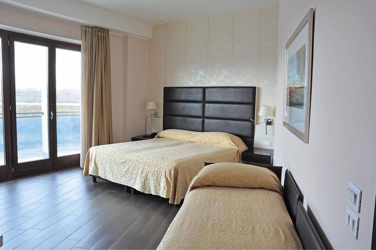 triple room | premium bedding, minibar, in-room safe, desk