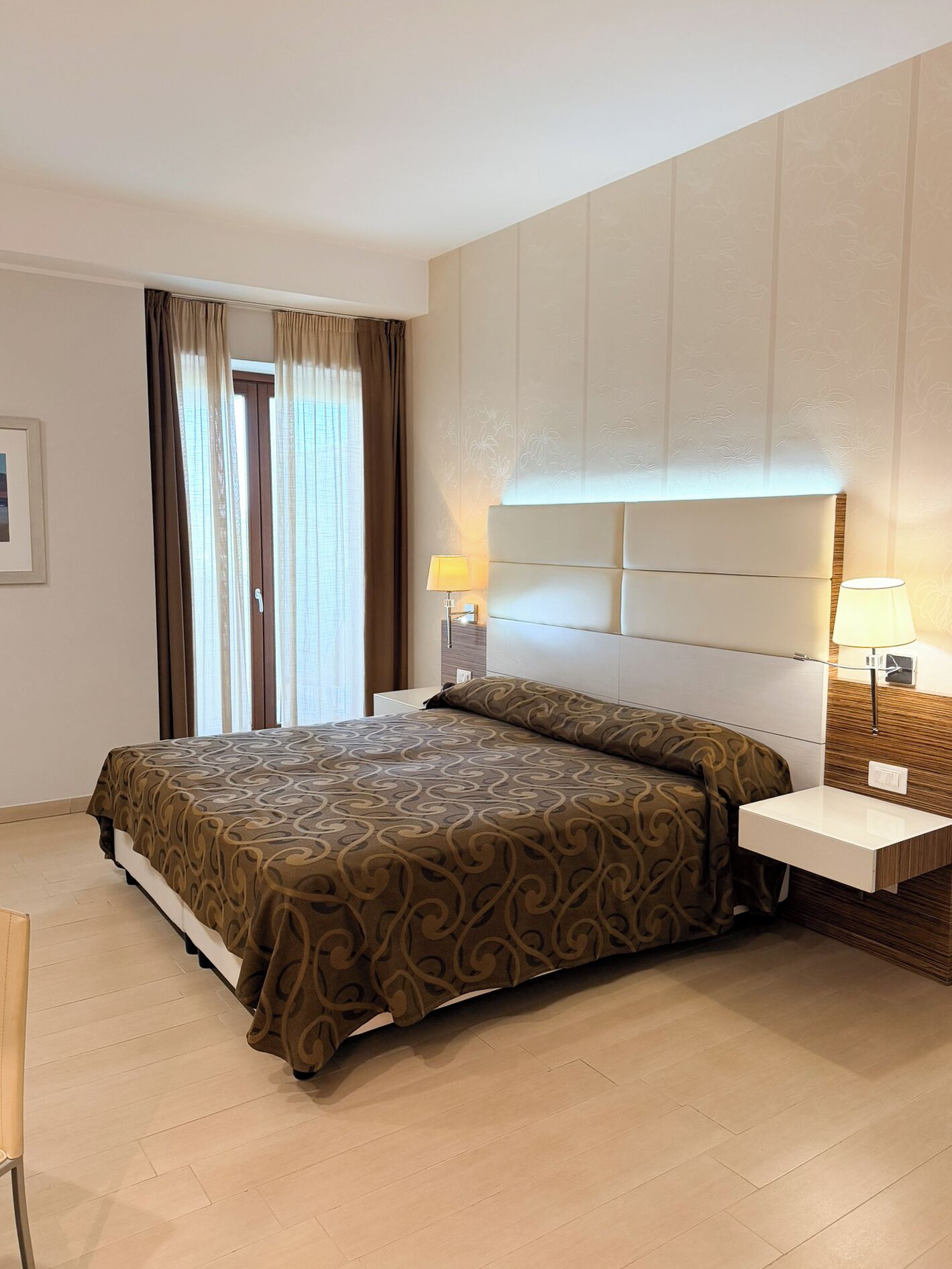 Chambre Deluxe double, 1 grand lit, accessible aux personnes à mobilité réduite | Literie de qualité, minibar, coffre-fort, bureau