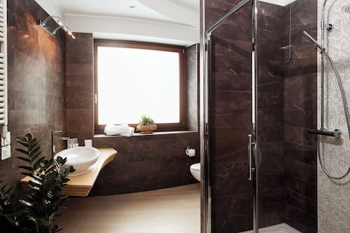 Chambre Triple | Salle de bain | Douche, sèche-cheveux, bidet, serviettes fournies