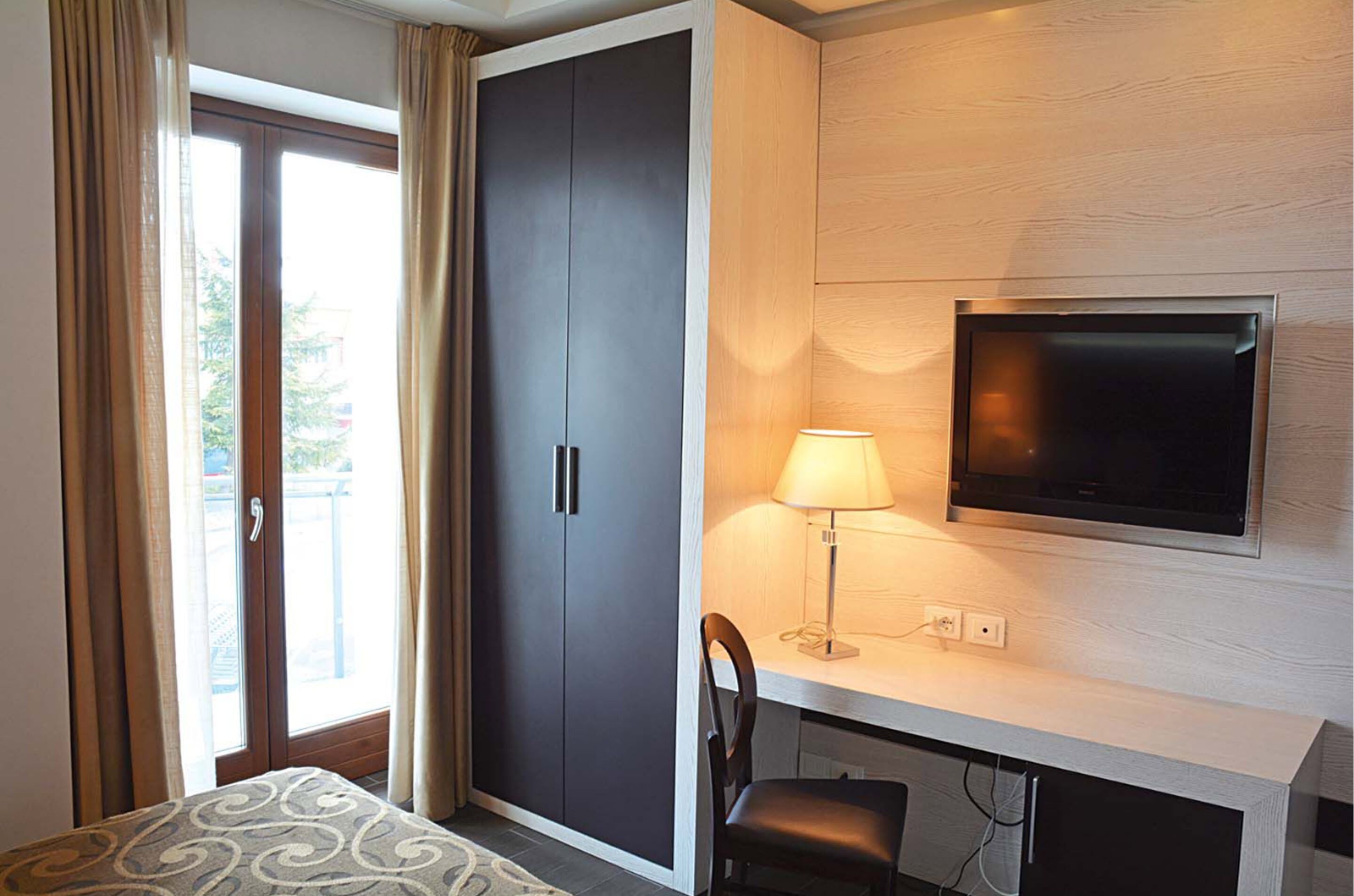 double room single use, accessible | premium bedding, minibar, in-room safe, desk