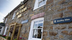Victoria Inn met een stenen gevel, een bord met 'Daily Carvery' en een bord met 'Quality Ales'.
