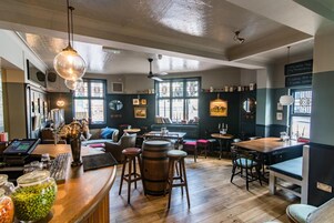 Se sirven almuerzos y cenas, cocina británica