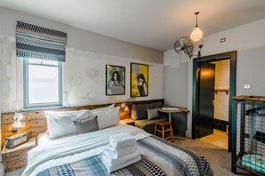 Quarto casal (King Room) | Individualmente decorados, escrivaninha, ferros/tábuas de passar roupa