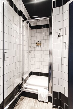Tweepersoonskamer | Badkamer met douche