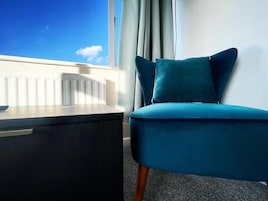 Ropa de cama hipoalergénica y tabla de planchar con plancha