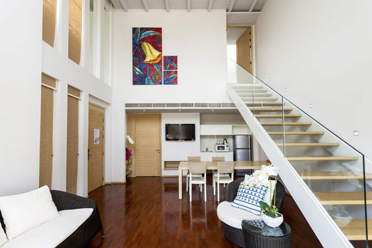 Lapa Duplex Suite | Living area | 32-inch LED TV with satellite channels, TV, DVD player
