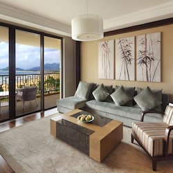 Bộ đồ giường cao cấp, minibar, két bảo mật tại phòng, bàn