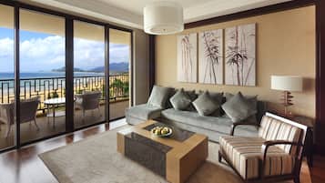 Seprai premium, minibar, brankas, dan meja kerja