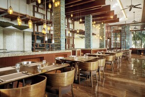 2 restaurants; breakfast, lunch, dinner and brunch served  - Sheraton Shenzhou Peninsula Resort (Wanning)