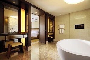 Separate tub and shower, free toiletries, hair dryer, bathrobes - Sheraton Shenzhou Peninsula Resort (Wanning)