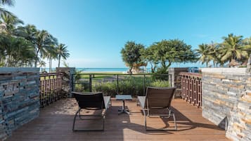 Seprai premium, minibar, brankas, dan meja kerja