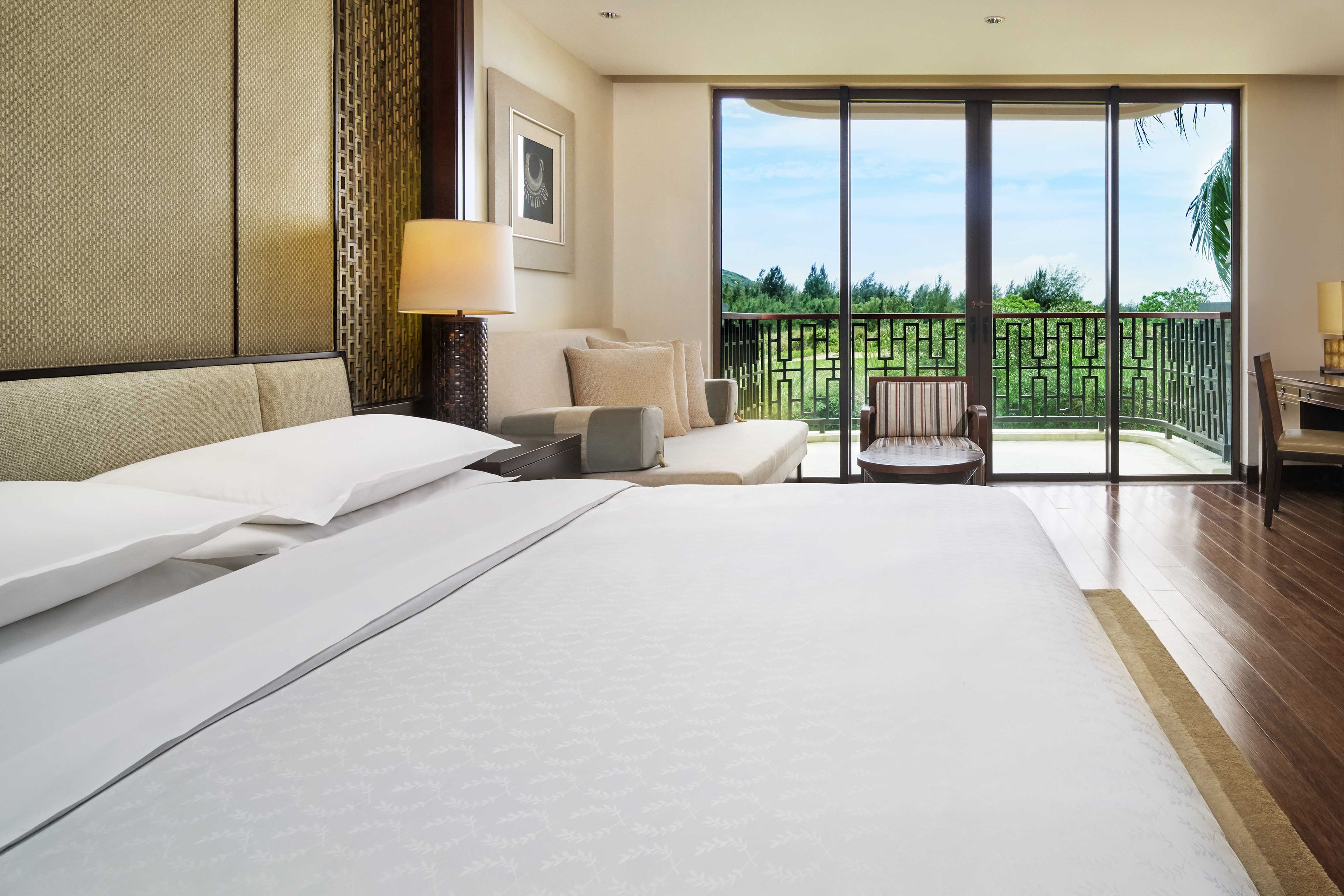 deluxe room, 1 king bed, balcony | premium bedding, minibar, in-room safe, desk