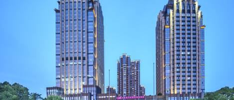 Ein Hochhaus-Hotel mit modernem architektonischen Design, bestehend aus zwei markanten Türmen und einem zentralen Gebäude mit einem sichtbaren Eingang.