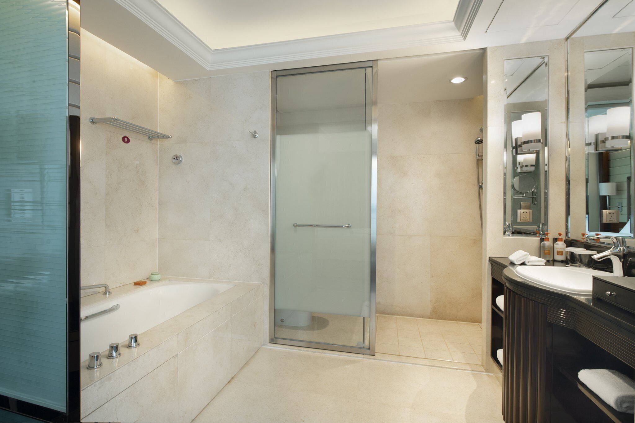 Une salle de bain moderne avec une douche à parois de verre, une baignoire sur pieds et un meuble-lavabo avec un miroir.