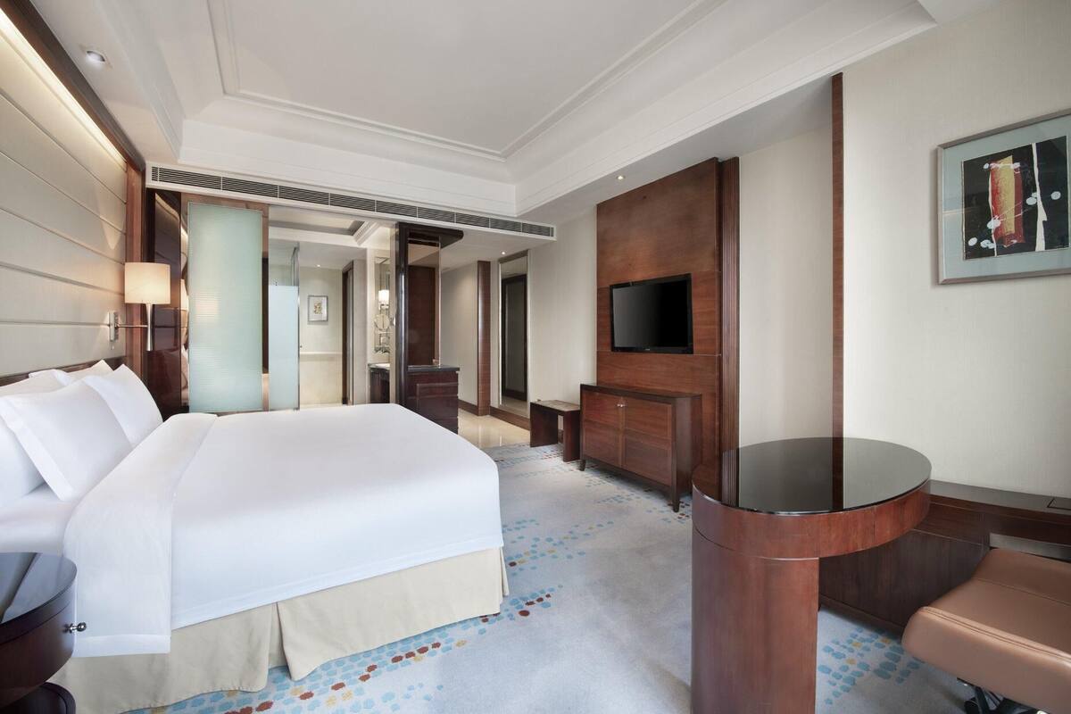 Down comforters, minibar (some free items), in-room safe, desk