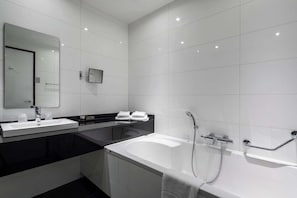 Deluxe Room, 2 Single Beds | In-room safe, desk, laptop workspace, blackout curtains