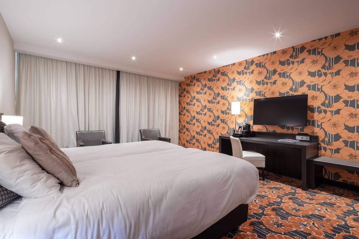 deluxe room, 2 single beds | in-room safe, desk, laptop workspace, blackout curtains