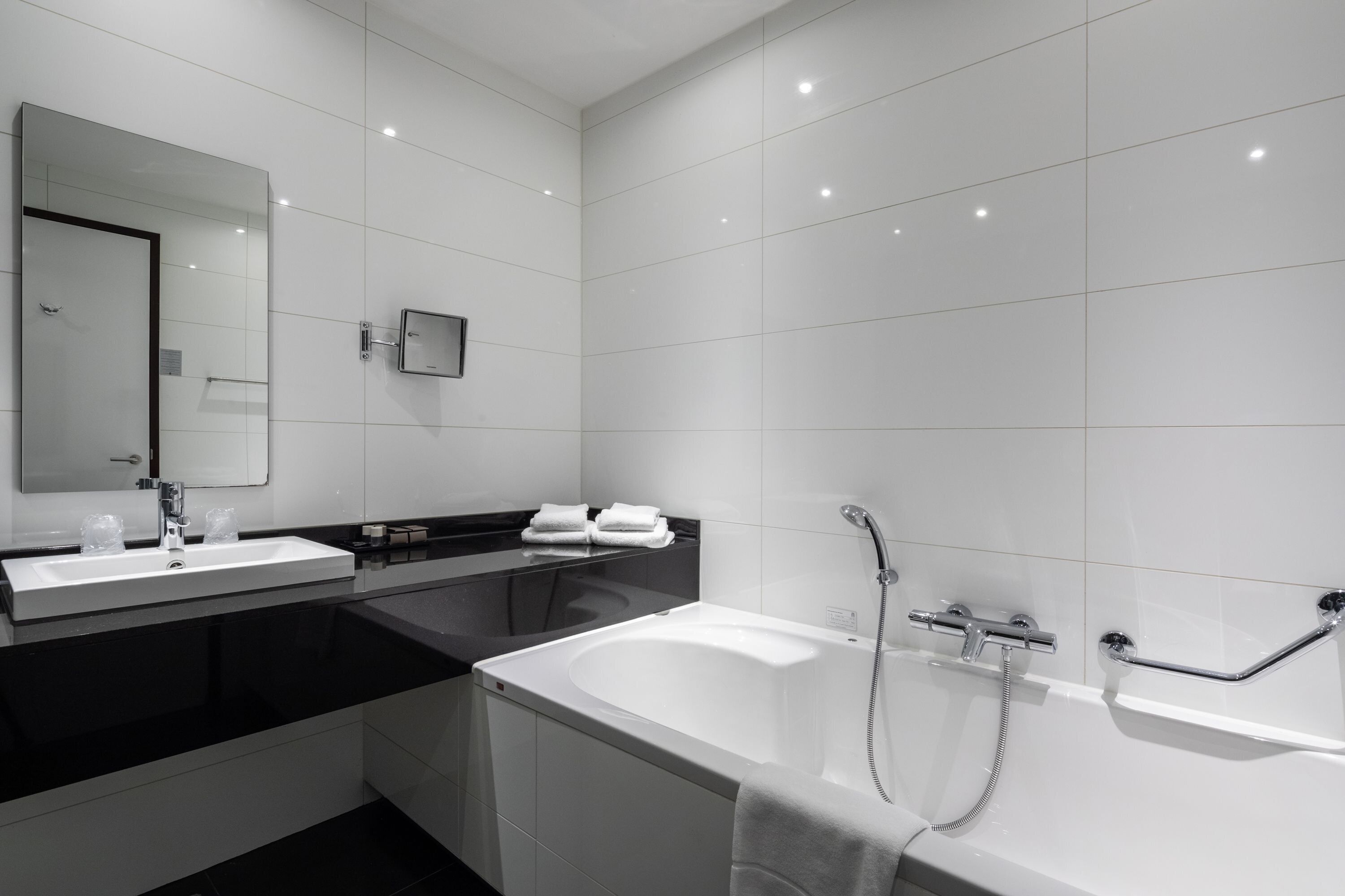 deluxe room, 2 single beds | in-room safe, desk, laptop workspace, blackout curtains