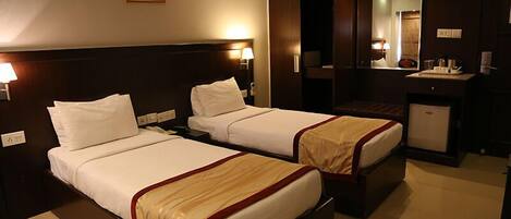 Minibar, in-room safe, free WiFi, alarm clocks