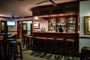 2 bares o lounges
