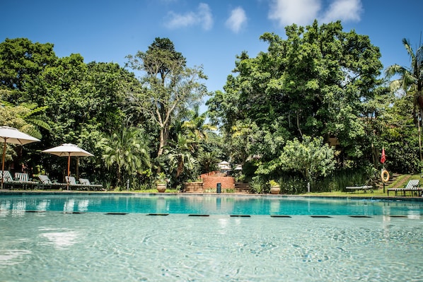 2 piscines extérieures, parasols de plage, chaises longues