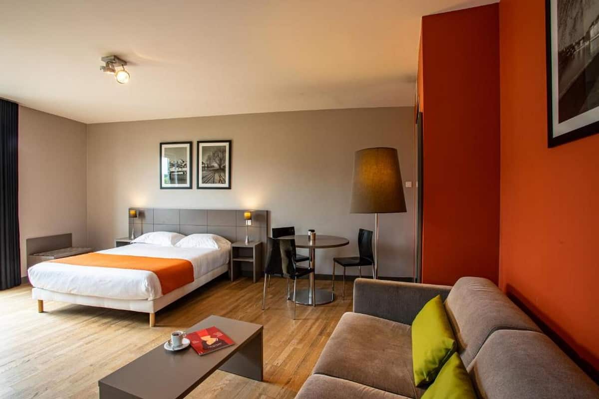 Literie de qualité, lit avec matelas en mousse à mémoire, bureau
