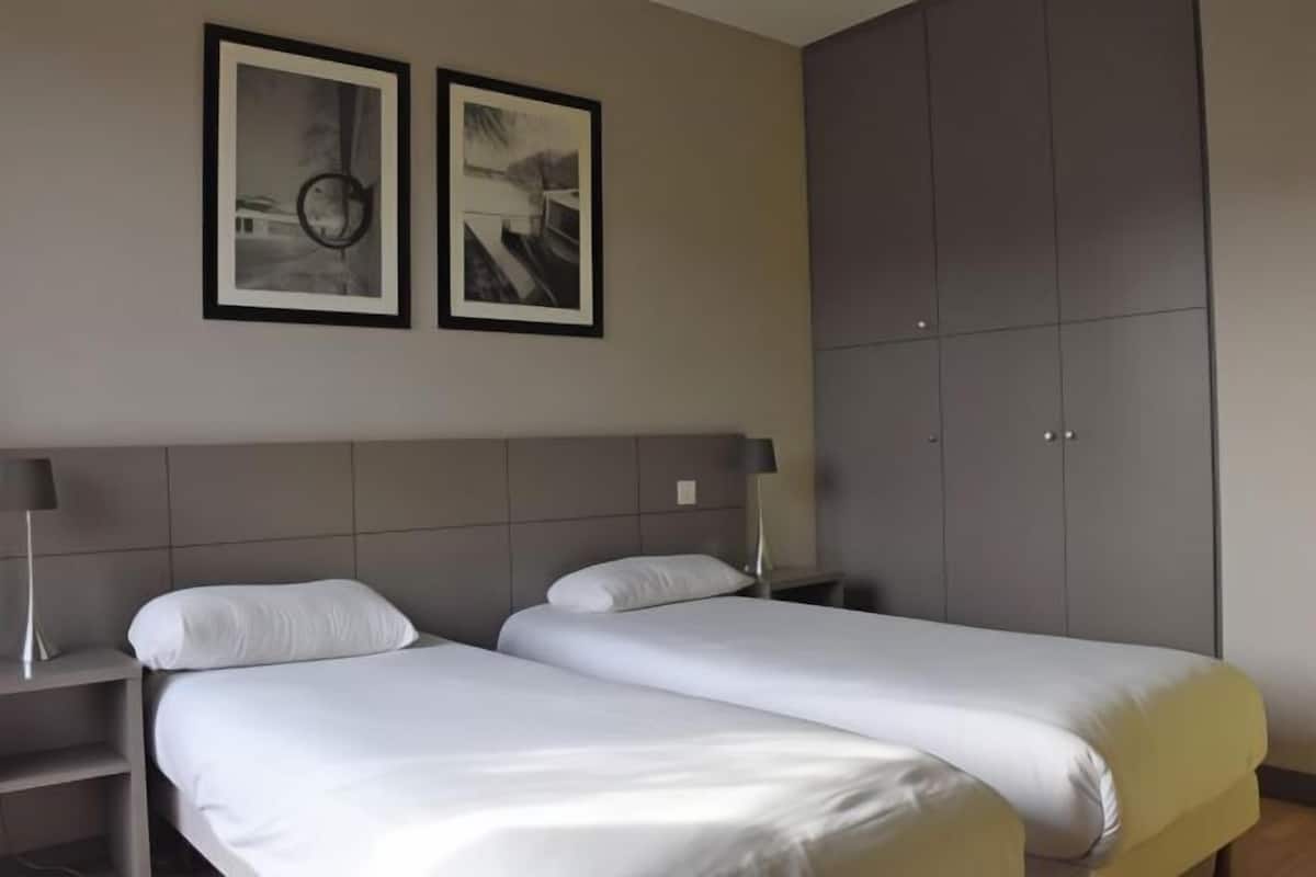 1 bedroom, premium bedding, memory-foam beds, desk
