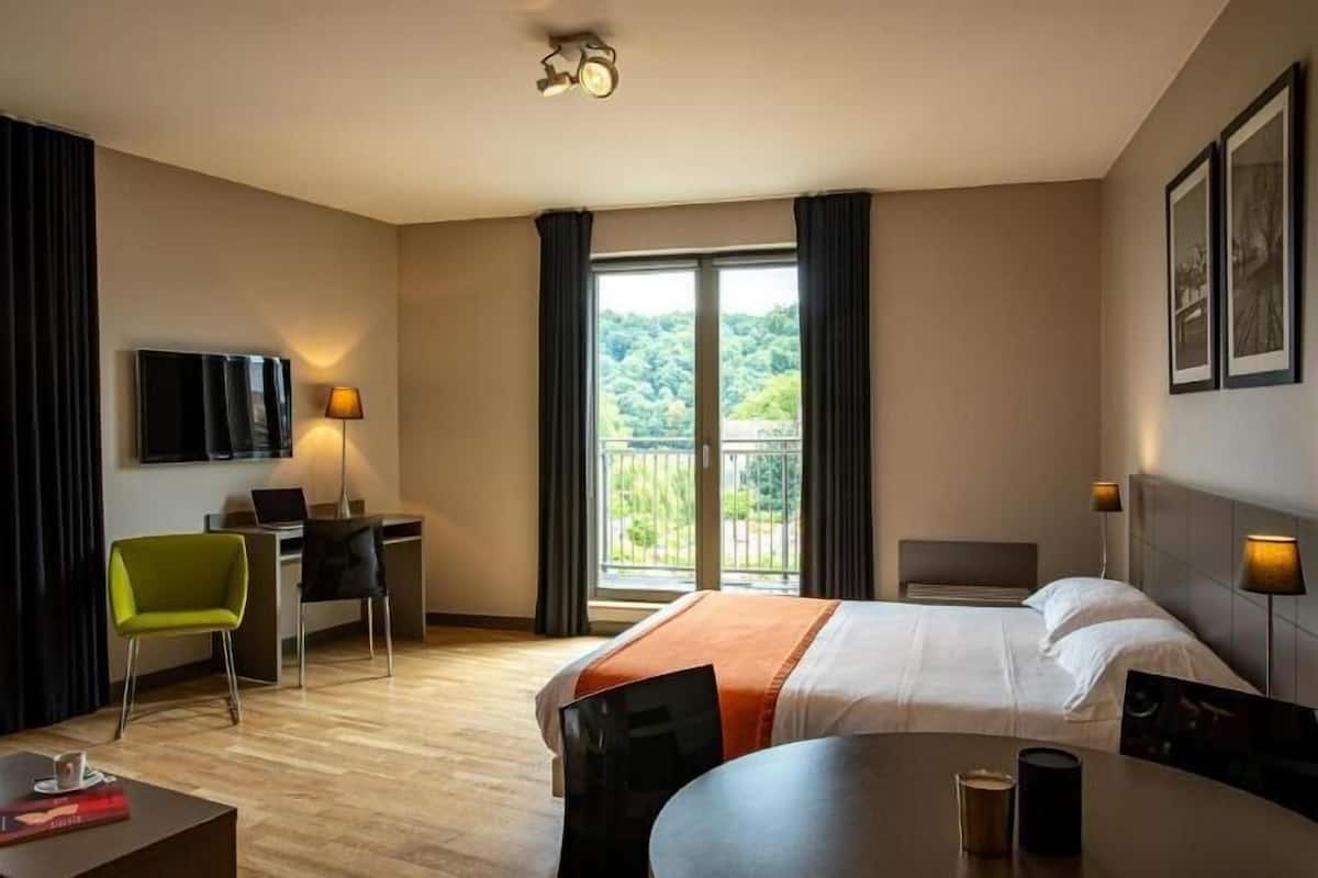 Literie de qualité, lit avec matelas en mousse à mémoire, bureau