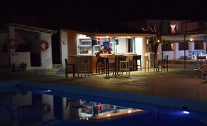 Bar junto a la piscina