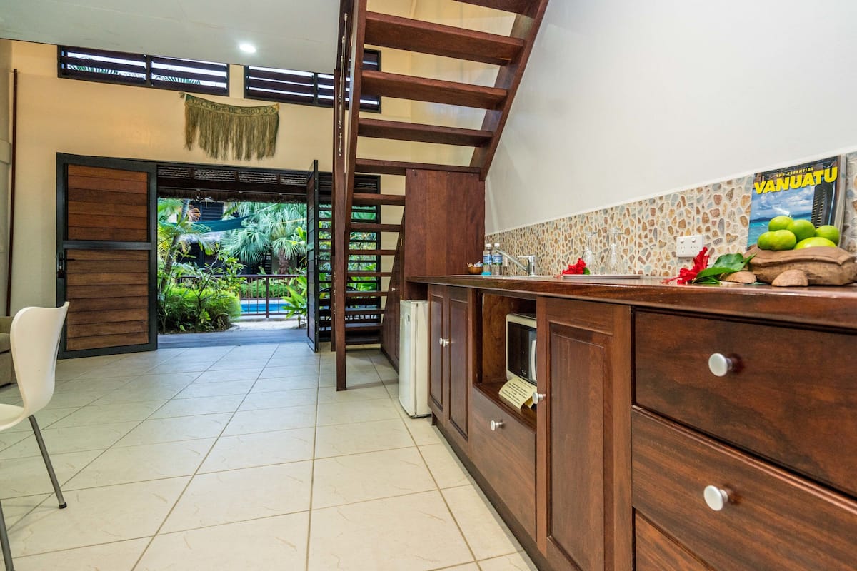 Suite Deluxe | Cocina privada | Frigorífico pequeño, microondas, cafetera o tetera y tostadora