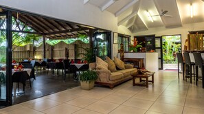 Con vista sulla piscina, aperto a colazione, a pranzo e a cena