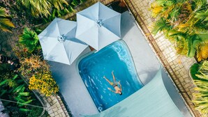 Piscine extérieure, parasols de plage, chaises longues
