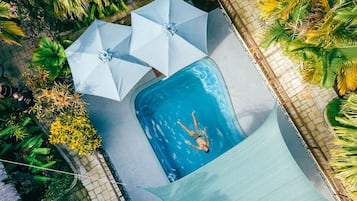 Kolam renang outdoor, dengan payung kolam renang dan kursi berjemur