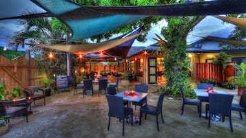 Se sirven desayunos y cocina europea moderna; con vista a la alberca