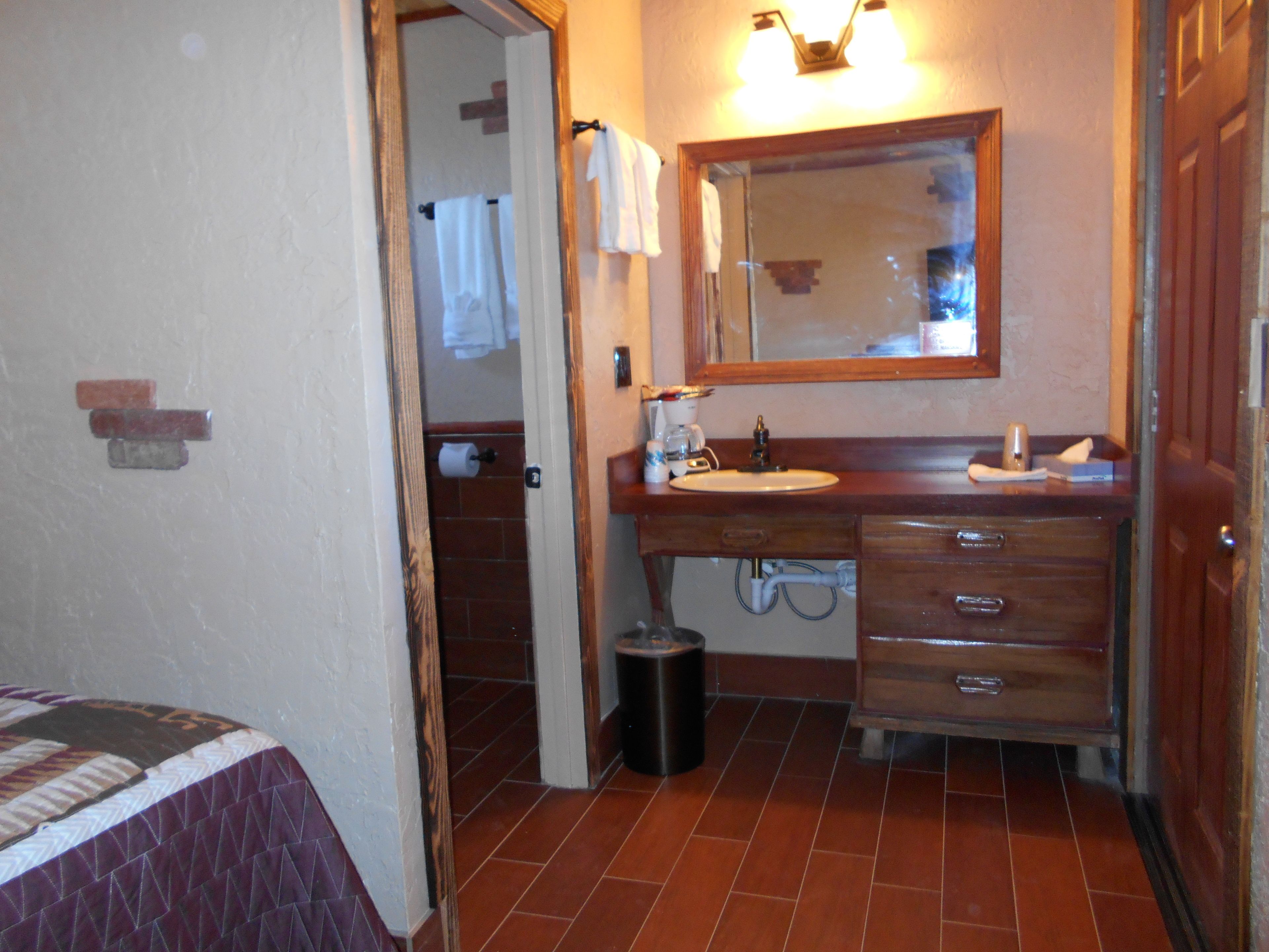 Ein Badezimmer mit Waschbecken, Spiegel und Handtuchhalter.