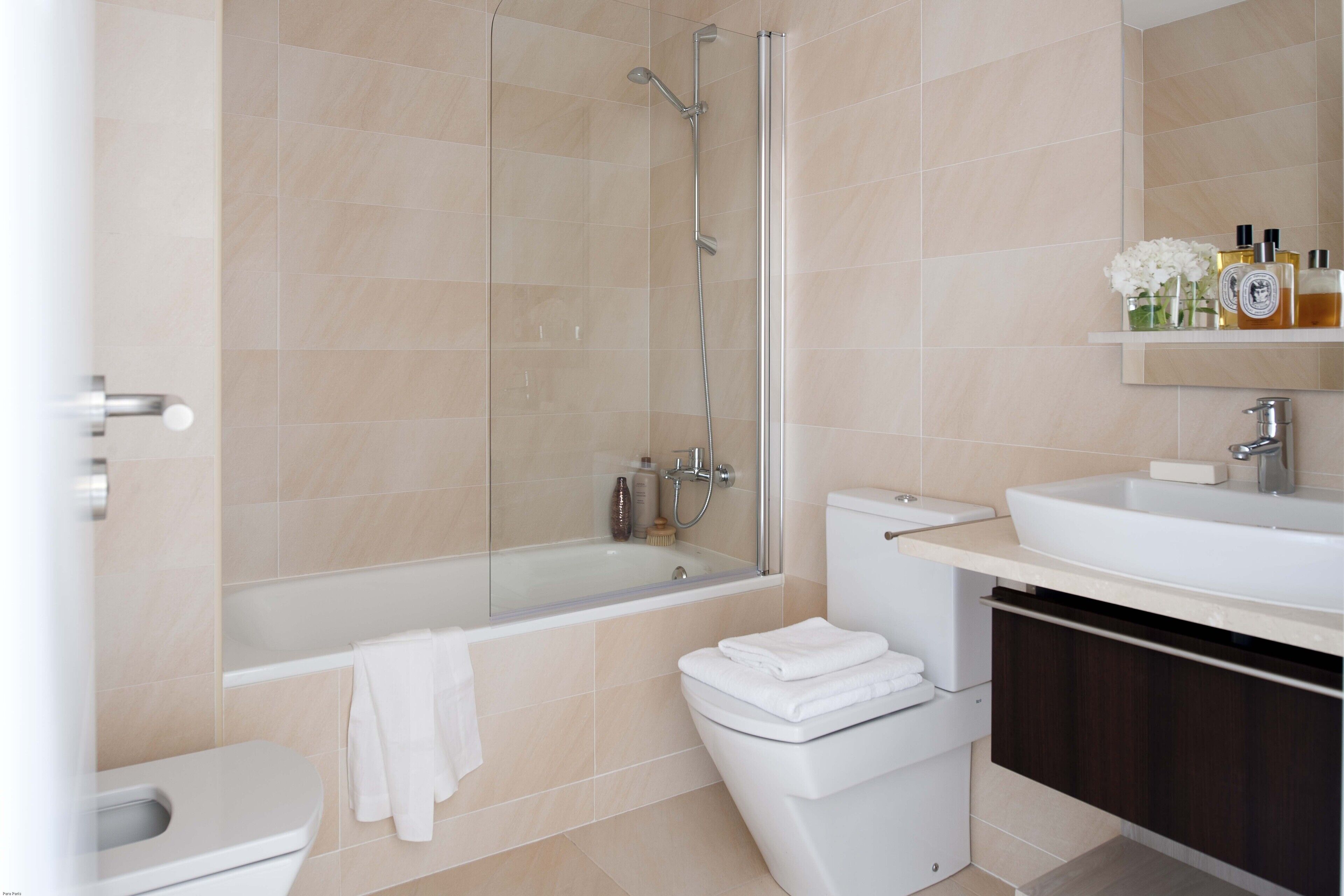 Un baño moderno con bañera, inodoro y lavamanos.