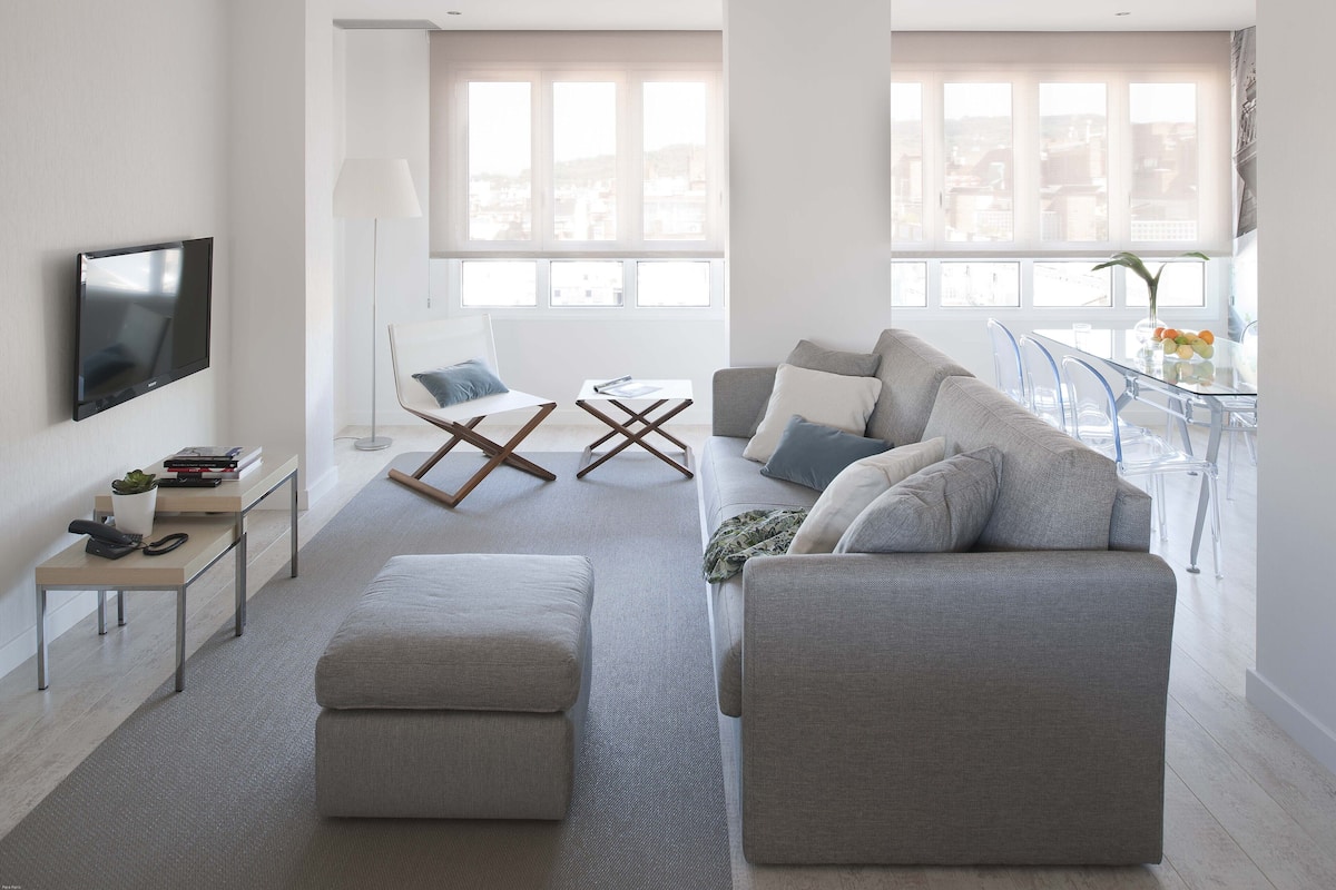 Penthouse, 3 Bedrooms, 2 Bathrooms | Living area | 40-inch LCD TV with satellite channels, TV