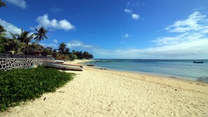 In Strandnähe, weißer Sandstrand, Shuttle zum Strand