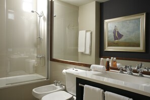 Classic Room | Bathroom | Combined shower/tub, rainfall showerhead, eco-friendly toiletries - Legado Mitico Buenos Aires (Buenos Aires)