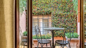 Minibar, in-room safe, individually decorated, individually furnished