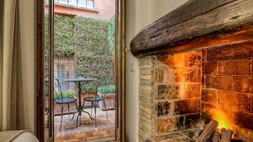 Minibaari, tallelokero huoneessa, yksilöllisesti sisustettu